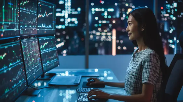 Portret Analityka Finansowego Pracującego Komputerze Stacją Roboczą Multi Monitor Wykresami — Zdjęcie stockowe