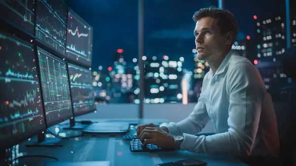 Analityk Finansowy Pracujący Komputerze Stacją Roboczą Multi Monitor Magazynami Towarami — Zdjęcie stockowe