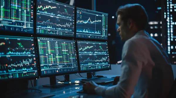 Analista Financeiro Trabalhando Computador Com Estação Trabalho Multi Monitor Com — Fotografia de Stock