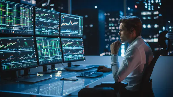 Finansal Analizci Multi Monitor Workstation Real Time Borsa Borsa Çizelgeleri — Stok fotoğraf
