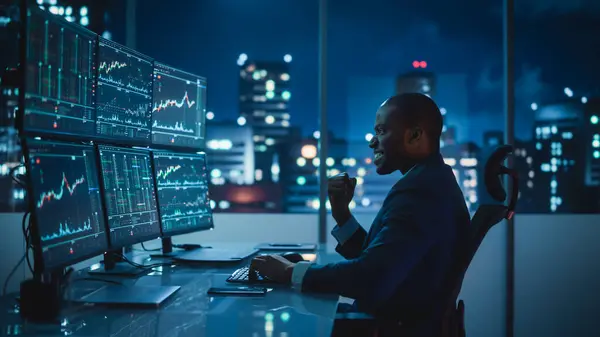 Osakemarkkinoiden Päivä Trader Työskentely Computer Multi Monitor Workstation Reaaliaikainen Investmentment — kuvapankkivalokuva