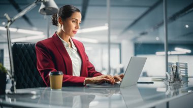 Başarılı siyahi iş adamının portresi ofiste duruyor, anlaşmayı bitirmek için bir telefon görüşmesi yapıyor, pencereden dışarı bakıyor. Başarılı e-ticaret firması Yöneticisi Başlangıç Satın Alma Pazarlığı.