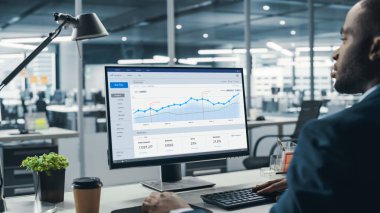 Başarılı siyahi iş adamının portresi ofiste duruyor, anlaşmayı bitirmek için bir telefon görüşmesi yapıyor, pencereden dışarı bakıyor. Başarılı e-ticaret firması Yöneticisi Başlangıç Satın Alma Pazarlığı.