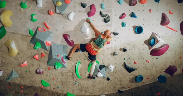 Strong Experienced Rock Climber Practicing Solo Climbing Bouldering Wall Gym — Stock Photo, Image