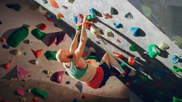 Strong Experienced Rock Climber Практикуючи Solo Climbing Bouldering Wall Gym Стокова Картинка