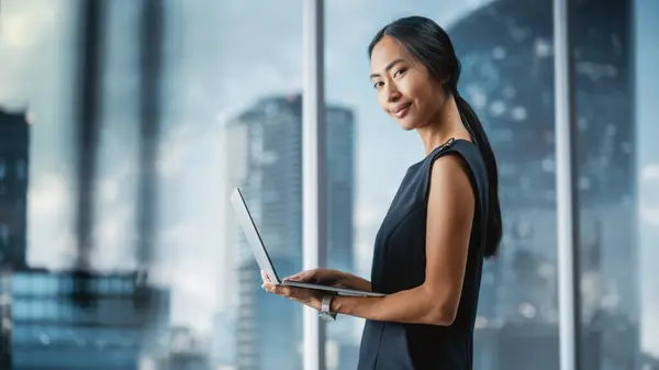 Vakkert Portrett Asiatisk Forretningskvinne Stilistisk Svart Kjole Som Bruker Laptop – stockfoto
