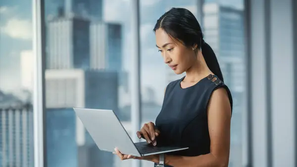 Vakkert Portrett Asiatisk Forretningskvinne Stilistisk Svart Kjole Som Bruker Laptop – stockfoto
