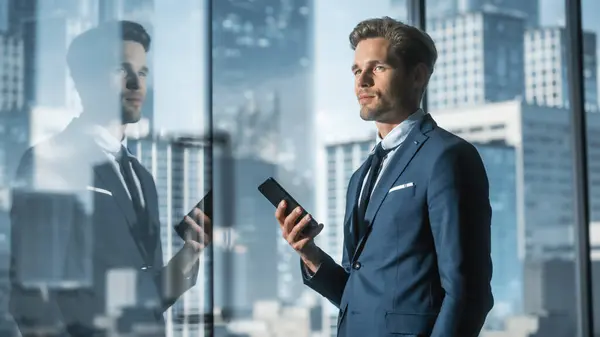 Selvsikker Ung Forretningsmann Dress Stående Det Moderne Kontoret Bruker Smarttelefon – stockfoto