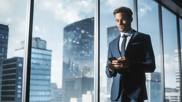 Selvsikker Ung Forretningsmann Suit Walking Modern Office Bruker Smartphone Ser – stockfoto