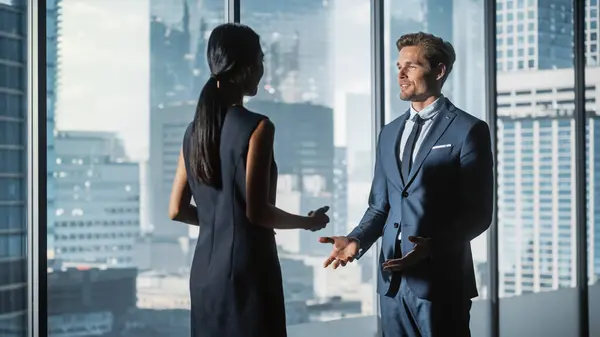 Kadın Erkek Ortakları Ofiste Tanışıyor Konuşuyorlar Şirketin Ceo Finans Müdürünün — Stok fotoğraf