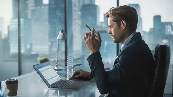 Itsevarma Liikemies Puvussa Istuu Työpöydän Ääressä Modernissa Toimistossa Kannettavan Tietokoneen — kuvapankkivalokuva