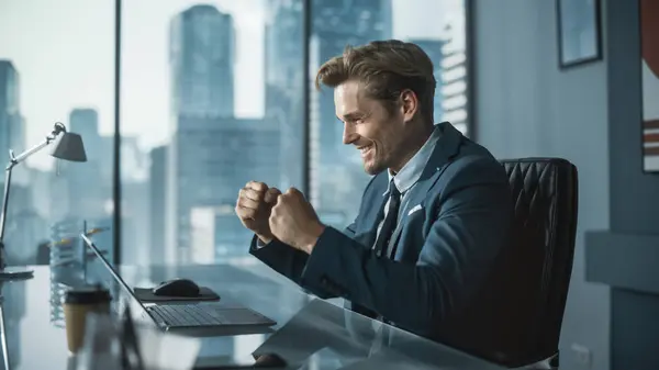 Innoissaan Liikemies Puku Istuu Työpöydällä Modernissa Toimistossa Käyttäen Kannettavaa Tietokonetta — kuvapankkivalokuva