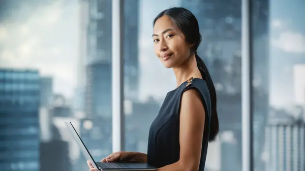 Красивий Портрет Азіатської Бізнес Леді Стильному Чорному Платті Використанням Ноутбука Стокове Зображення
