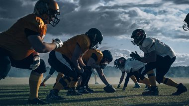 İki profesyonel Amerikan futbol takımı birbirine zıt, oyunu başlatmaya hazır. Savunma ve Hücum Puan ve Gol ve Kazanma Arzusuyla Balo için Savaşmaya Hazırlanın.