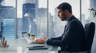 Mükemmel Terzi Takımlı Düşünceli Genç İş Adamı Modern Ofisinde Büyük Şehir 'de Akşam Penceresinden dışarı bakıyor. Başarılı Finans Yöneticisi Proje Planlama Stratejisi.