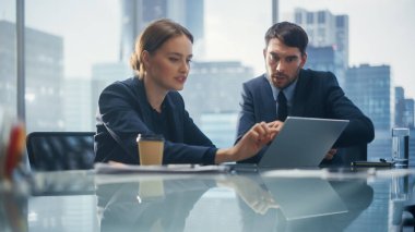 Mükemmel Terzi Takımlı Düşünceli Genç İş Adamı Modern Ofisinde Büyük Şehir 'de Akşam Penceresinden dışarı bakıyor. Başarılı Finans Yöneticisi Proje Planlama Stratejisi.