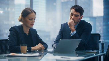 Mükemmel Terzi Takımlı Düşünceli Genç İş Adamı Modern Ofisinde Büyük Şehir 'de Akşam Penceresinden dışarı bakıyor. Başarılı Finans Yöneticisi Proje Planlama Stratejisi.
