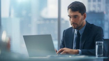 Mükemmel Terzi Takımlı Düşünceli Genç İş Adamı Modern Ofisinde Büyük Şehir 'de Akşam Penceresinden dışarı bakıyor. Başarılı Finans Yöneticisi Proje Planlama Stratejisi.