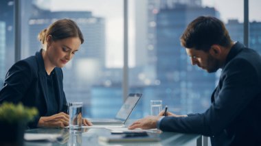 Mükemmel Terzi Takımlı Düşünceli Genç İş Adamı Modern Ofisinde Büyük Şehir 'de Akşam Penceresinden dışarı bakıyor. Başarılı Finans Yöneticisi Proje Planlama Stratejisi.