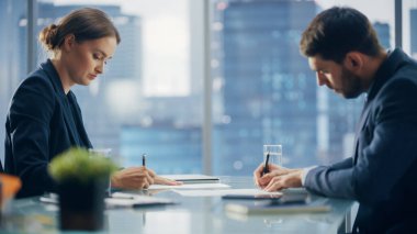 Mükemmel Terzi Takımlı Düşünceli Genç İş Adamı Modern Ofisinde Büyük Şehir 'de Akşam Penceresinden dışarı bakıyor. Başarılı Finans Yöneticisi Proje Planlama Stratejisi.