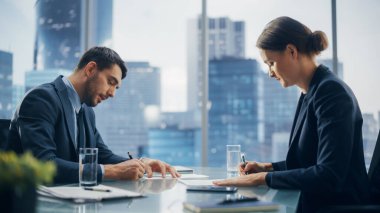 Mükemmel Terzi Takımlı Düşünceli Genç İş Adamı Modern Ofisinde Büyük Şehir 'de Akşam Penceresinden dışarı bakıyor. Başarılı Finans Yöneticisi Proje Planlama Stratejisi.