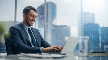 Mükemmel Terzi Takımlı Düşünceli Genç İş Adamı Modern Ofisinde Büyük Şehir 'de Akşam Penceresinden dışarı bakıyor. Başarılı Finans Yöneticisi Proje Planlama Stratejisi.