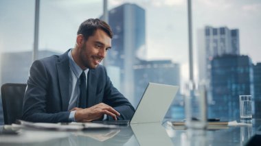 Mükemmel Terzi Takımlı Düşünceli Genç İş Adamı Modern Ofisinde Büyük Şehir 'de Akşam Penceresinden dışarı bakıyor. Başarılı Finans Yöneticisi Proje Planlama Stratejisi.