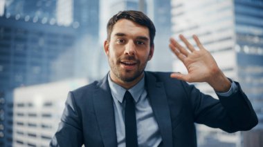 Mükemmel Terzi Takımlı Düşünceli Genç İş Adamı Modern Ofisinde Büyük Şehir 'de Akşam Penceresinden dışarı bakıyor. Başarılı Finans Yöneticisi Proje Planlama Stratejisi.