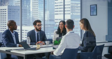 Modern Ofis 'te: Siyahi İşadamı ve Asyalı İş kadınlarının İş Toplantısı. Uluslararası e-ticaret projesi üzerinde çalışan iş adamları. Pazarlık, Planlama, Çözüm Sorunları, Çözüm Bulma