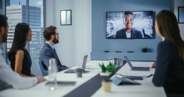 Modern Ofis 'te: Siyahi İşadamı ve Asyalı İş kadınlarının İş Toplantısı. Uluslararası e-ticaret projesi üzerinde çalışan iş adamları. Pazarlık, Planlama, Çözüm Sorunları, Çözüm Bulma