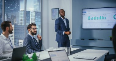 Modern Ofis 'te: Siyahi İşadamı ve Asyalı İş kadınlarının İş Toplantısı. Uluslararası e-ticaret projesi üzerinde çalışan iş adamları. Pazarlık, Planlama, Çözüm Sorunları, Çözüm Bulma