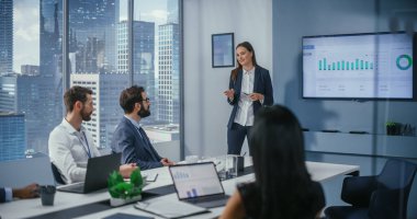 Modern Ofis 'te: Siyahi İşadamı ve Asyalı İş kadınlarının İş Toplantısı. Uluslararası e-ticaret projesi üzerinde çalışan iş adamları. Pazarlık, Planlama, Çözüm Sorunları, Çözüm Bulma