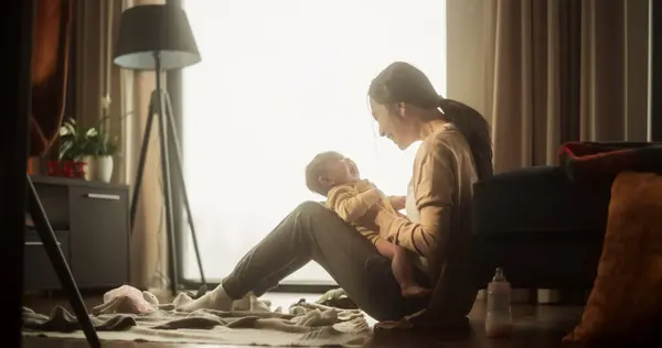 母と赤ちゃんのボンディングの瞬間 自宅で朝に彼女のかわいい子供と遊ぶために新しいアジアの女性の本物のショット コージー ウォーム — ストック写真