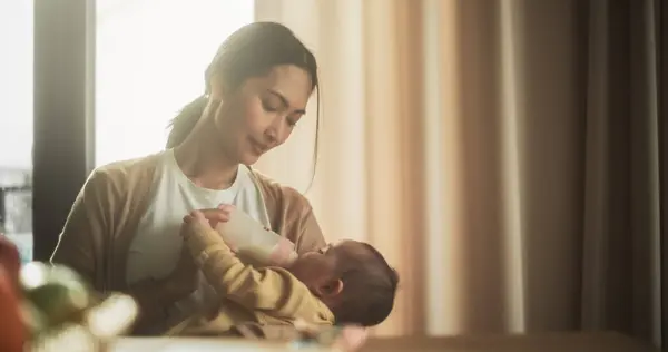 Portrait Beautiful Asian Mother Feeding Milk Her Infant Using Baby — Stock Photo, Image