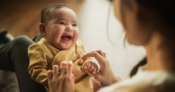 Porträtt Söt Asiatisk Baby Skratta Vila Sina Mödrar Hoppa Och — Stockfoto
