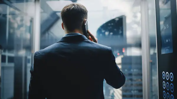 Succesvolle Zakenman Een Pak Riding Glass Elevator Naar Kantoor Modern — Stockfoto
