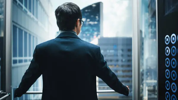 Tyylikäs Japanilainen Liikemies Riding Glass Hissi Toimistoon Modern Business Centerissä — kuvapankkivalokuva