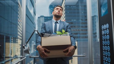 Modern Business Center 'da camdan asansörle ofisten kovulan bir müdür. Mali Kriz Günlerinde Üzücü Uzman Görevden Alındı
