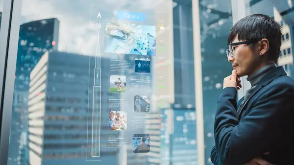Tyylikäs Japanilainen Liikemies Selaa Uutisia Käyttämällä Futuristic Advanced Holografinen Näyttö — kuvapankkivalokuva