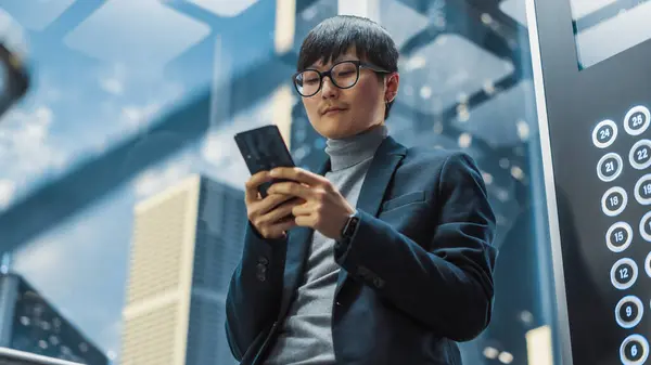 Onnistunut Tyylikäs Japanilainen Liikemies Riding Glass Hissi Toimistoon Modern Business — kuvapankkivalokuva
