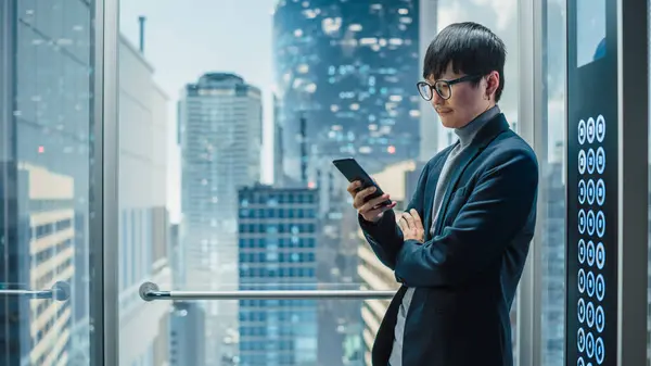 Vellykket Stilig Japansk Forretningsmann Riding Glass Heis Til Kontor Moderne – stockfoto