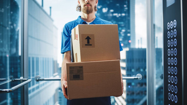 Молодой слон в современном офисном здании. Почтовый курьер с картонными коробками. Случайная доставка Mailman Delivery