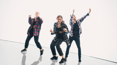 Üç Profesyonel Dansçı Grubu Parlak Beyaz Arkaplanlı Büyük Dijital Led Duvarın Önünde Bir Hip Hop Dans Gösterisi Yapıyor