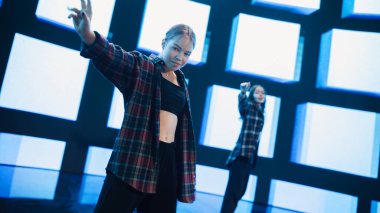 Üç Profesyonel Dansçıdan oluşan Çeşitli Bir Sanal Dansçı grubu, Sanal Sanal Dizi sırasında VFX animasyonu ile Büyük Led Duvar Önünde Bir Hip Hop Dans Gösterisi Yapıyor