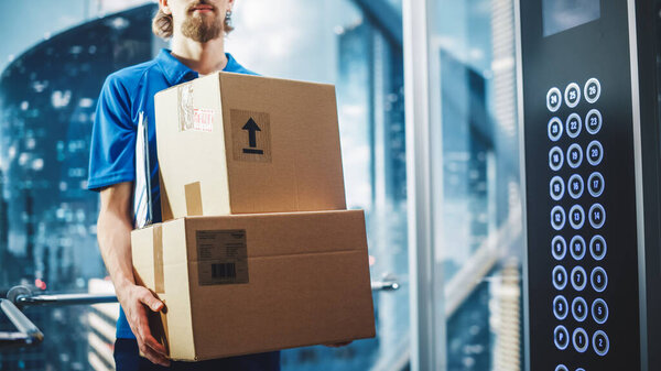 Молодой слон в современном офисном здании. Почтовый курьер с картонными коробками. Случайная доставка Mailman Delivery