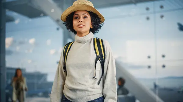 Luchthaven Terminal Happy Traveling Black Woman Kijkt Rond Zoek Naar — Stockfoto