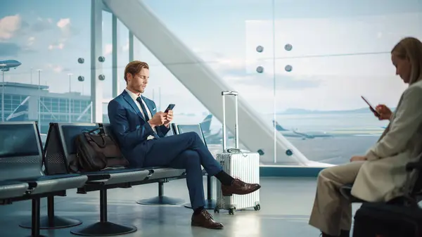 Flygplatsterminal Affärsman Använder Smartphone Väntar Flygning Göra Affärer Skicka Handel — Stockfoto