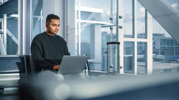 Аеропортний Термінал Індійський Спеціаліст Бізнесмен Електронної Комерції Використовує Ноутбук Комп Стокове Зображення