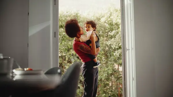 Happy Mother Holding Schattige Baby Boy Spelen Plezier Hebben Huiskamer Rechtenvrije Stockafbeeldingen