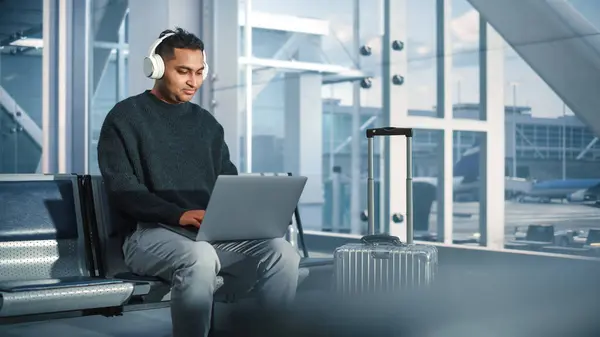 Airport Terminal Businessman Uses Laptop Computer Listents Musics Podcast Headphone — Stock Photo, Image